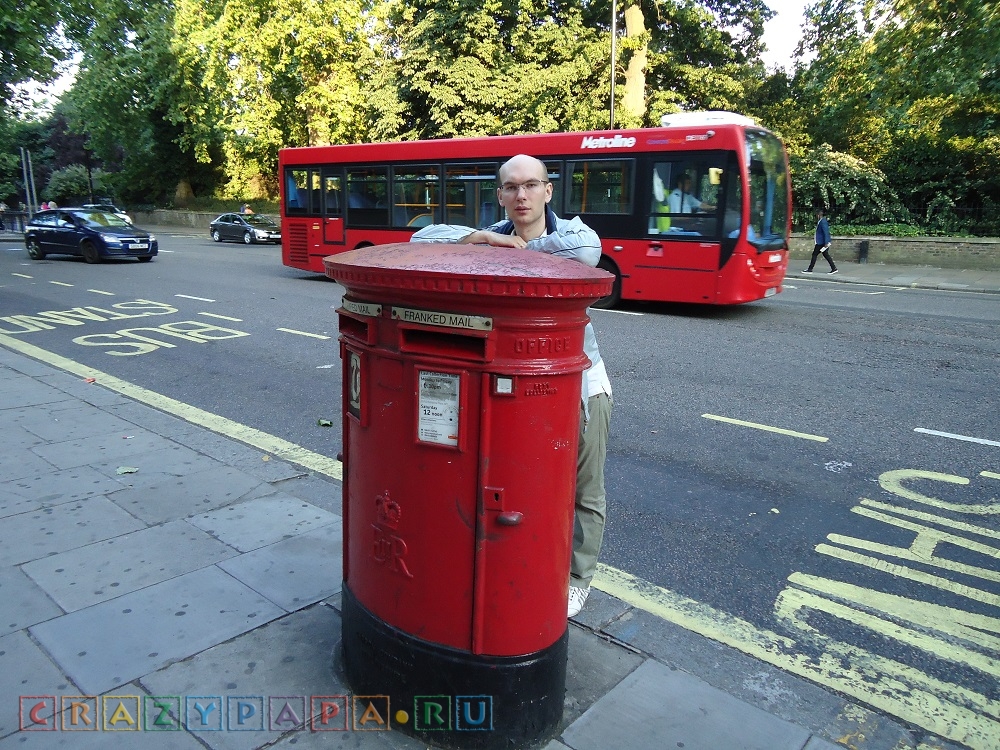 Английский почтовый ящик и красный двухэтажный автобус