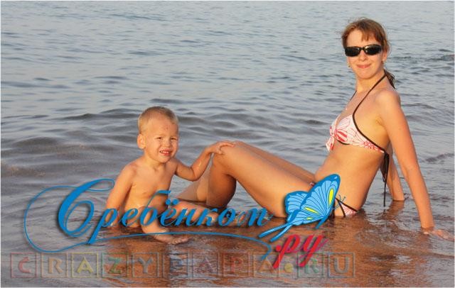 Крейзи Мама на море с ребенком