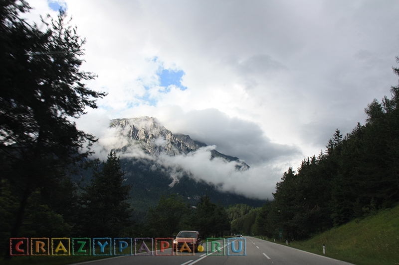 Из Германии в Австрию на машине: дорога в Альпах среди скал и туч